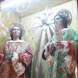 Ai Santi Medici � dedicata una cappelletta sul lato destro: le statue di Cosma e Damiano vestiti con abiti rossi e verdi impreziositi da ricami in oro e argento, recano la palma del martirio
